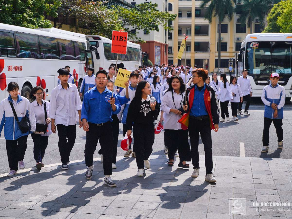 Học sinh Trường THPT Cát Bà hứng thú khám phá cuộc sống sinh viên Đại học Công nghiệp Hà Nội