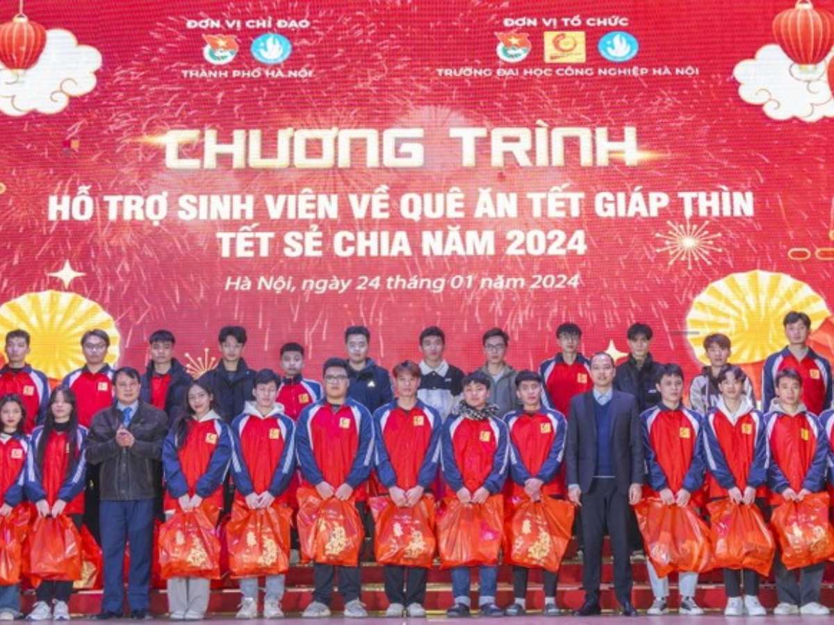 [giaoducthoidai] Tặng quà cho sinh viên không có điều kiện về quê đón Tết