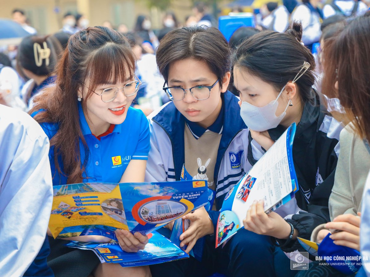 Học bổng, khối ngành công nghệ kỹ thuật, ngôn ngữ và chương trình liên kết đào tạo quốc tế thu hút sự quan tâm của học sinh của Trường THPT Nguyễn Thị Minh Khai