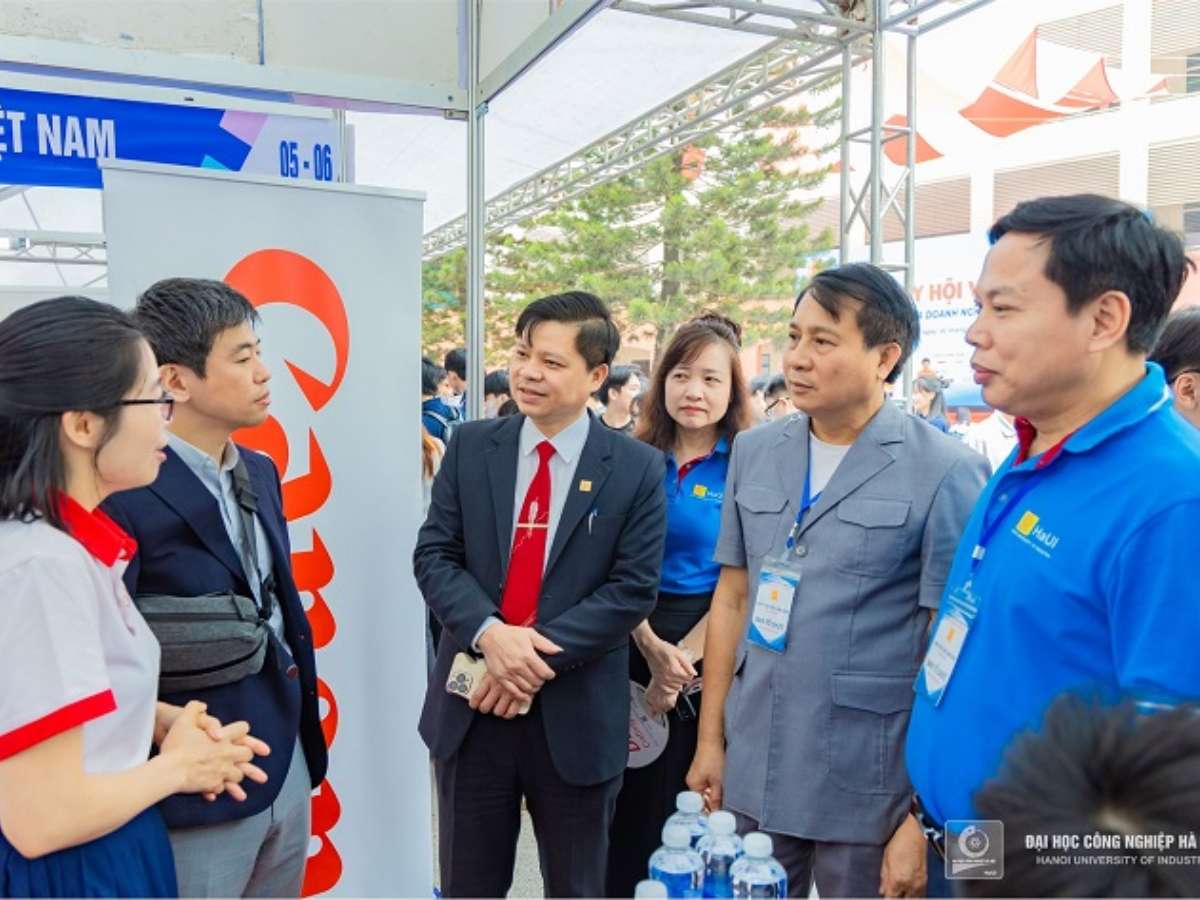 [tapchicongthuong] Ngày hội việc làm Đại học Công nghiệp Hà Nội 2024: 7.000 cơ hội việc làm cho sinh viên