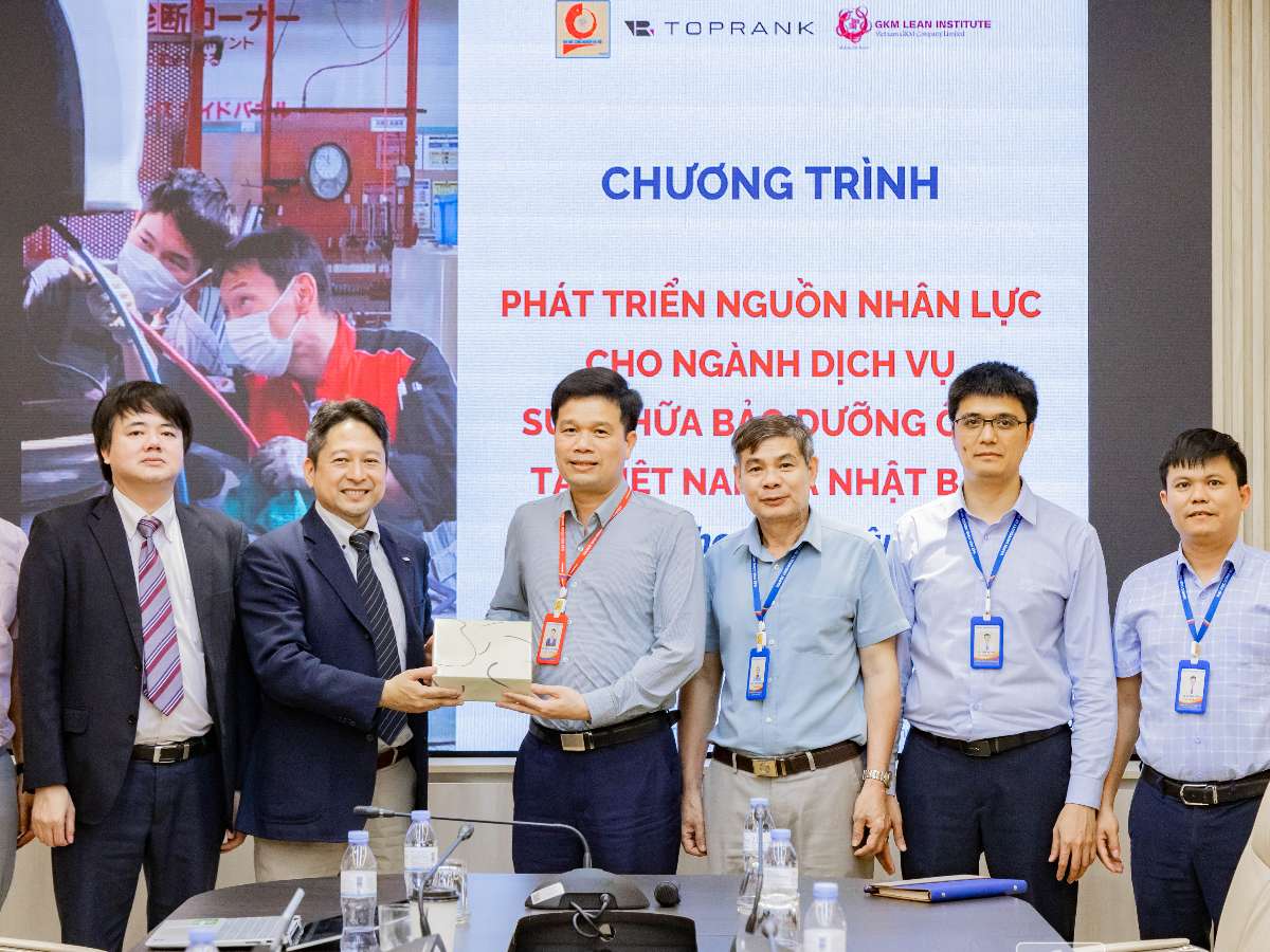 Phát triển nguồn nhân lực ngành dịch vụ sửa chữa bảo dưỡng ô tô chuyên nghiệp về tác phong và thái độ làm việc