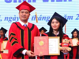 [vietnamnet] Hiệu trưởng khuyên sinh viên tốt nghiệp bản lĩnh, biết nắm cơ hội để thành công